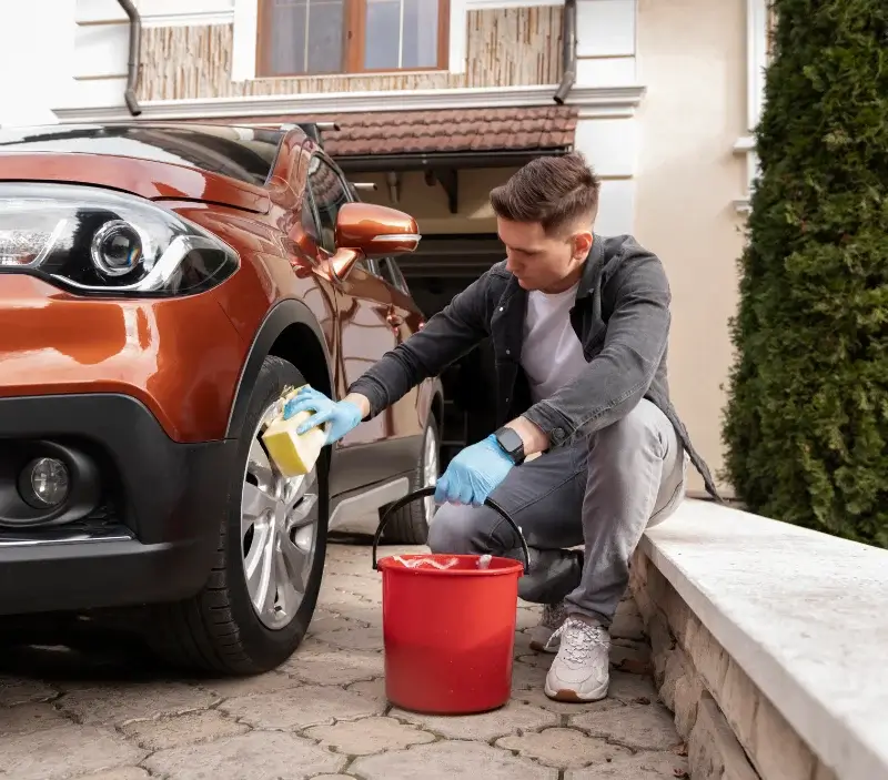 Lavage auto à domicile Saint-Germain-de-la-Coudre : professionnel intervenant sur un véhicule